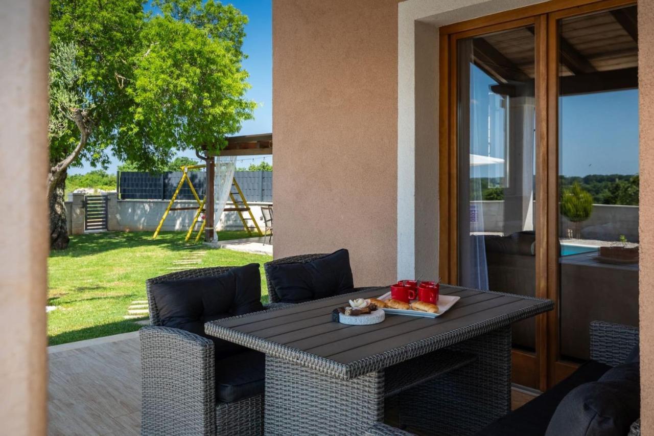 Activity Villa Gita With Pool And Grill In Tinjan Экстерьер фото